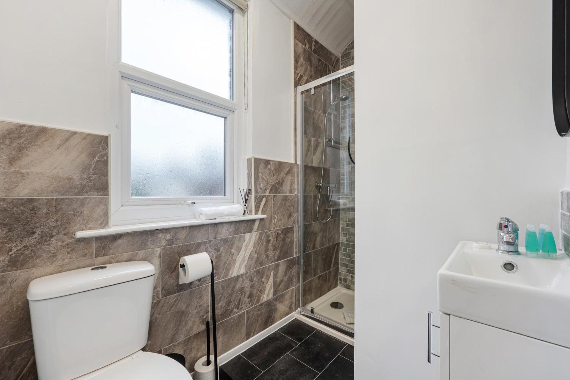 Anfield Cosy - Air Host & - Sleeps 14 Holiday home *