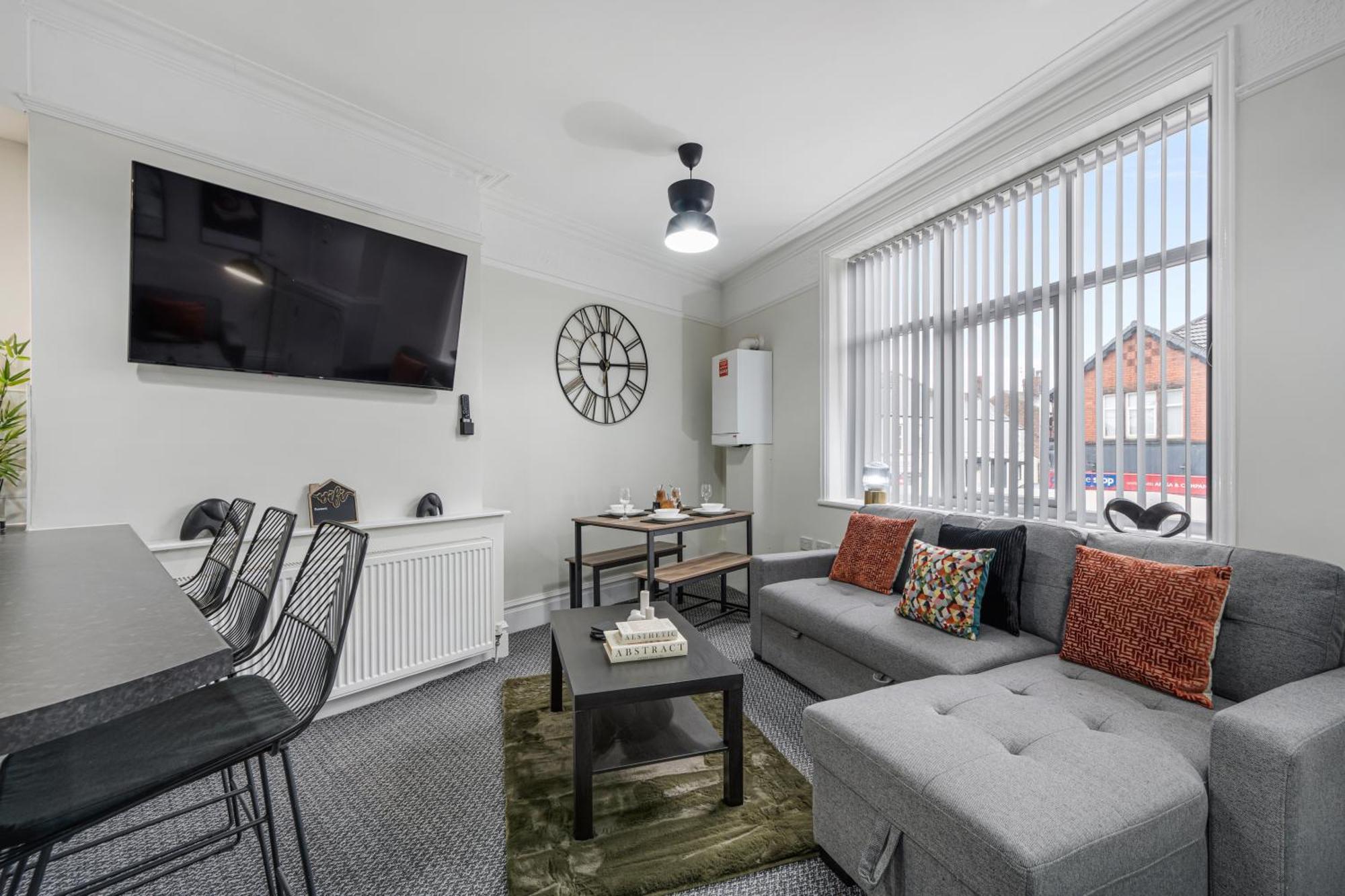 Holiday home Anfield Cosy - Air Host & - Sleeps 14 *