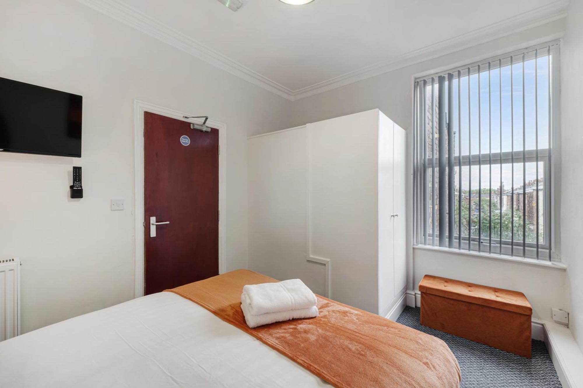 Anfield Cosy - Air Host & - Sleeps 14 Liverpool