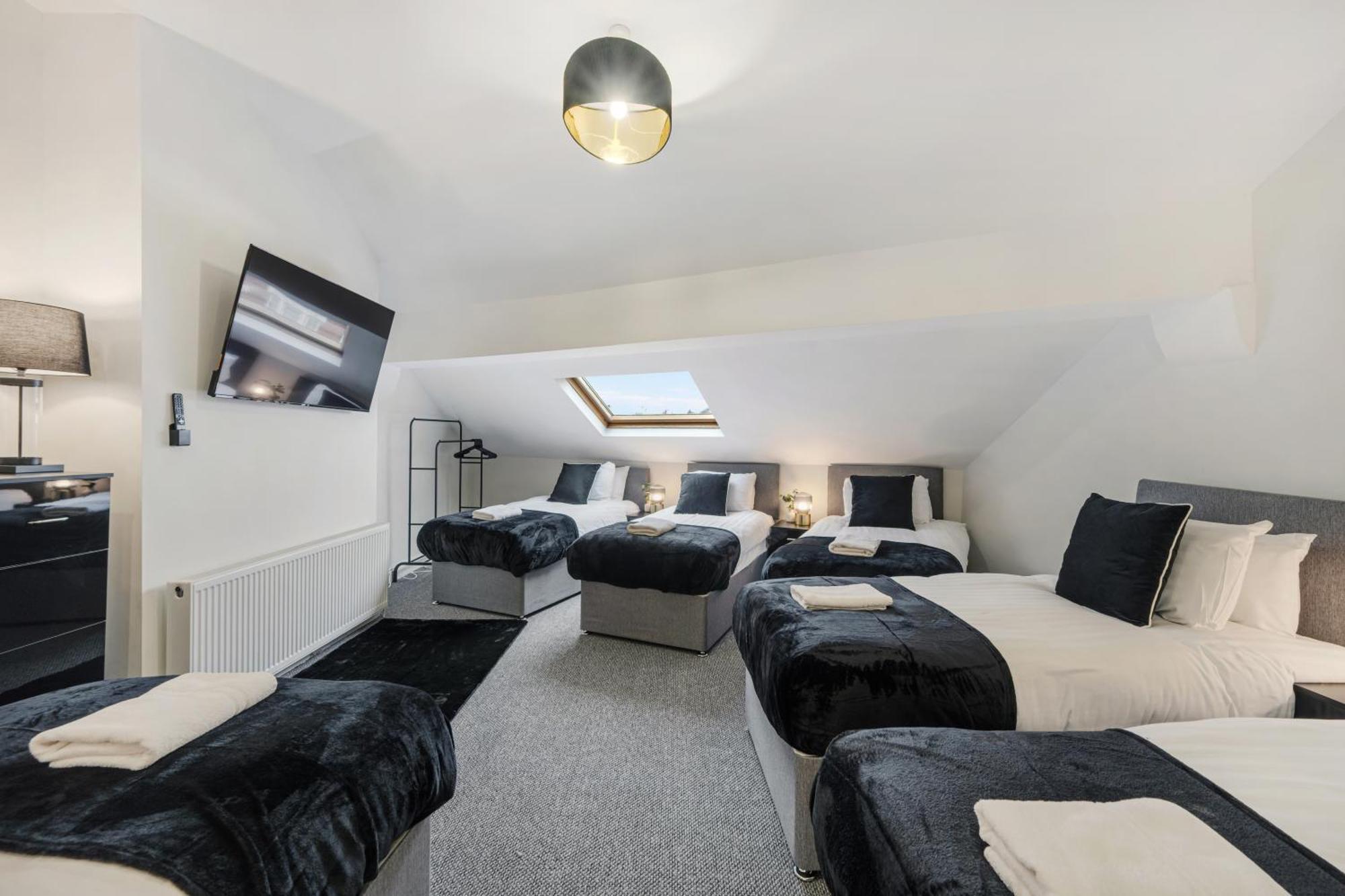 Anfield Cosy - Air Host & - Sleeps 14 Holiday home Liverpool