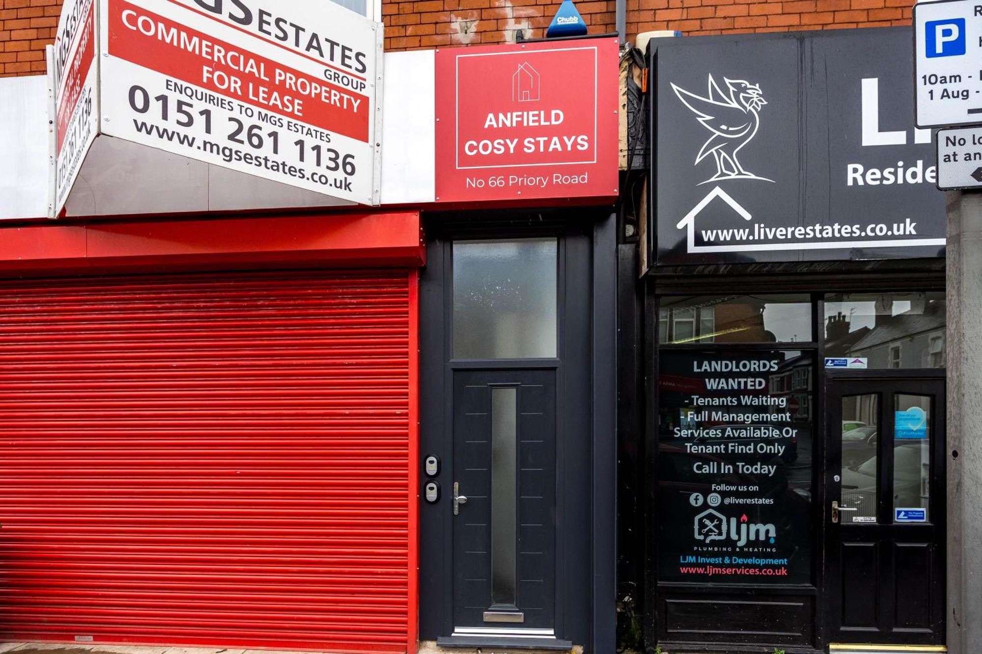 Anfield Cosy - Air Host & - Sleeps 14 Holiday home