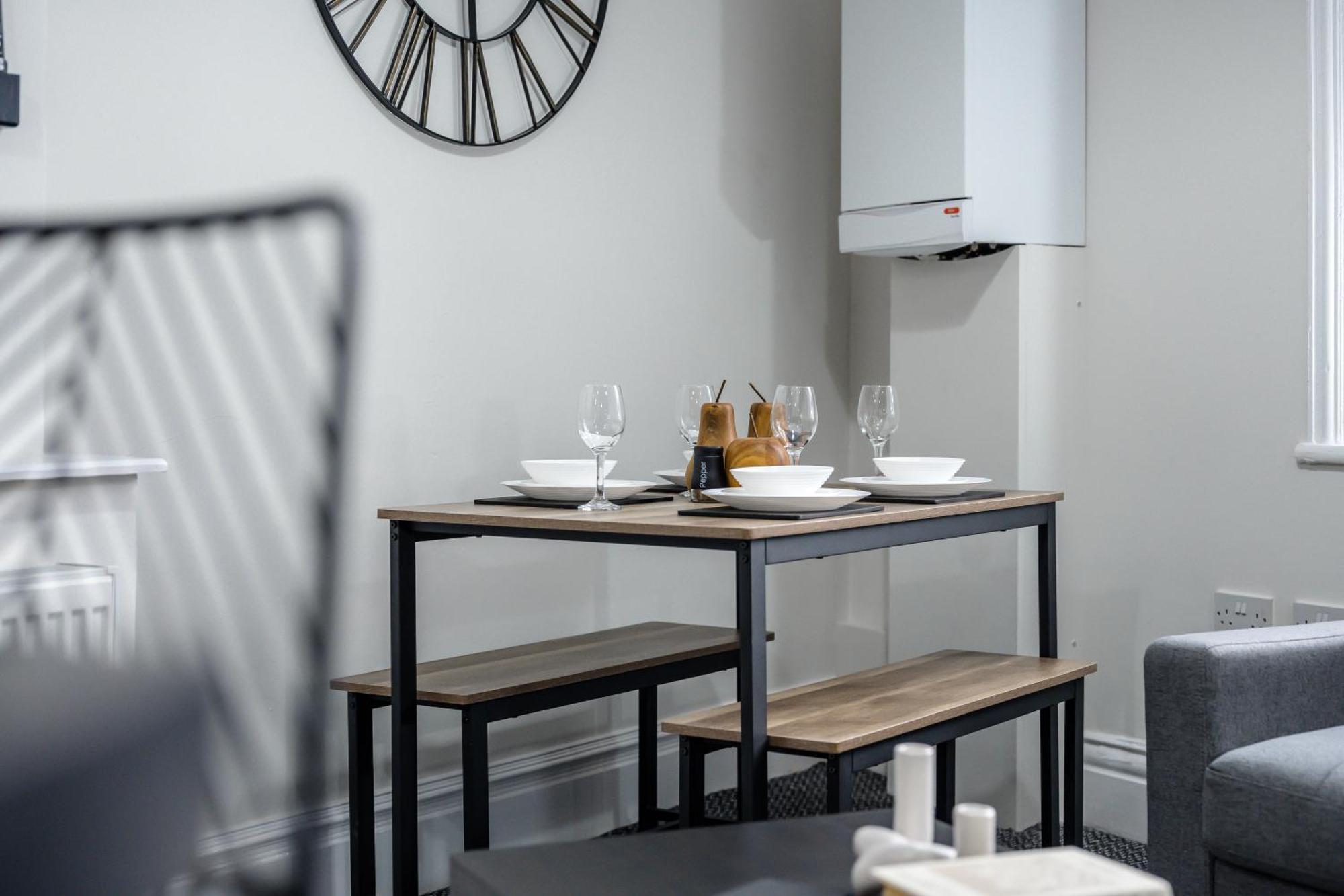 Anfield Cosy - Air Host & - Sleeps 14 Holiday home *