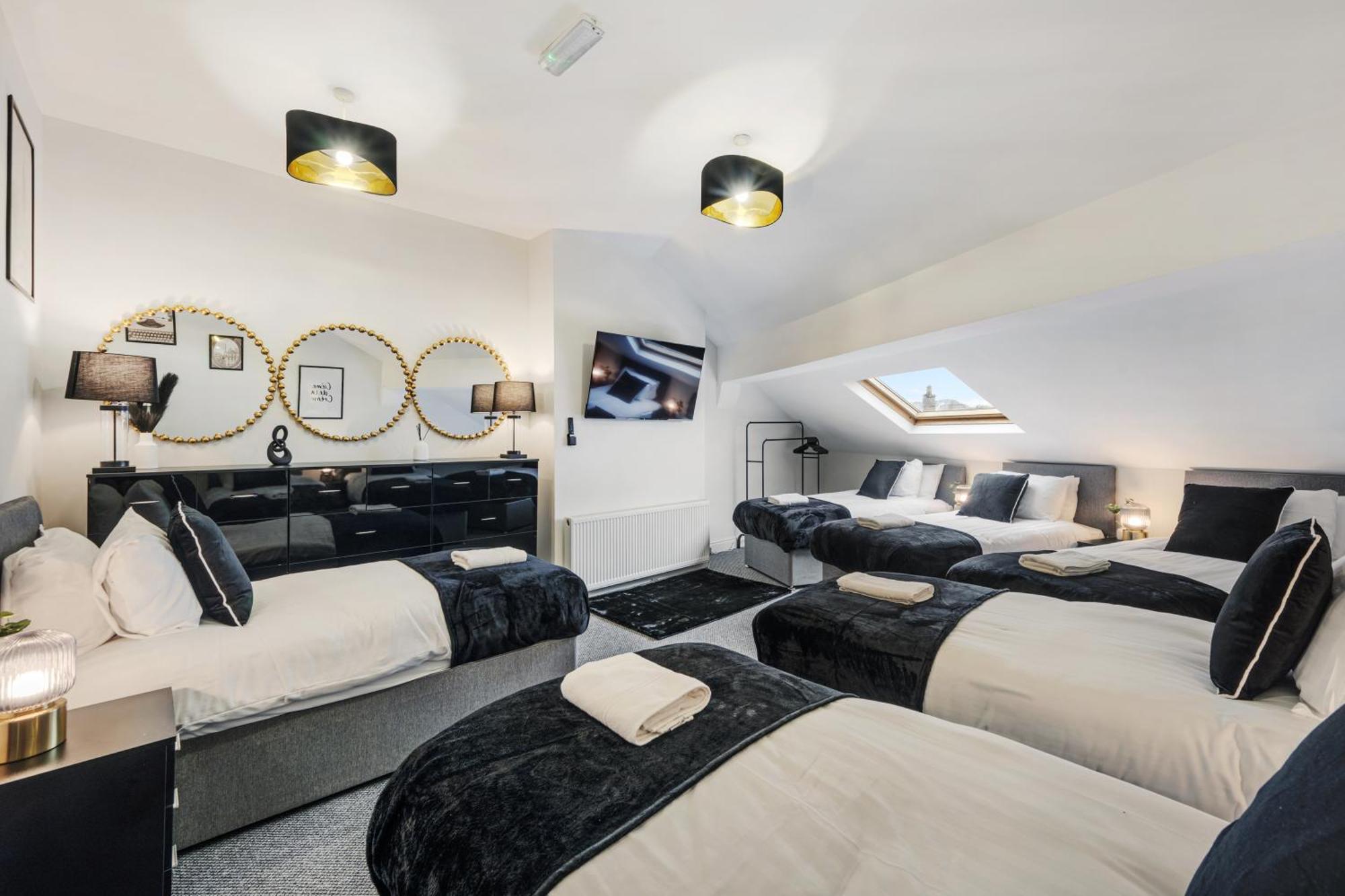 Holiday home Anfield Cosy - Air Host & - Sleeps 14 *