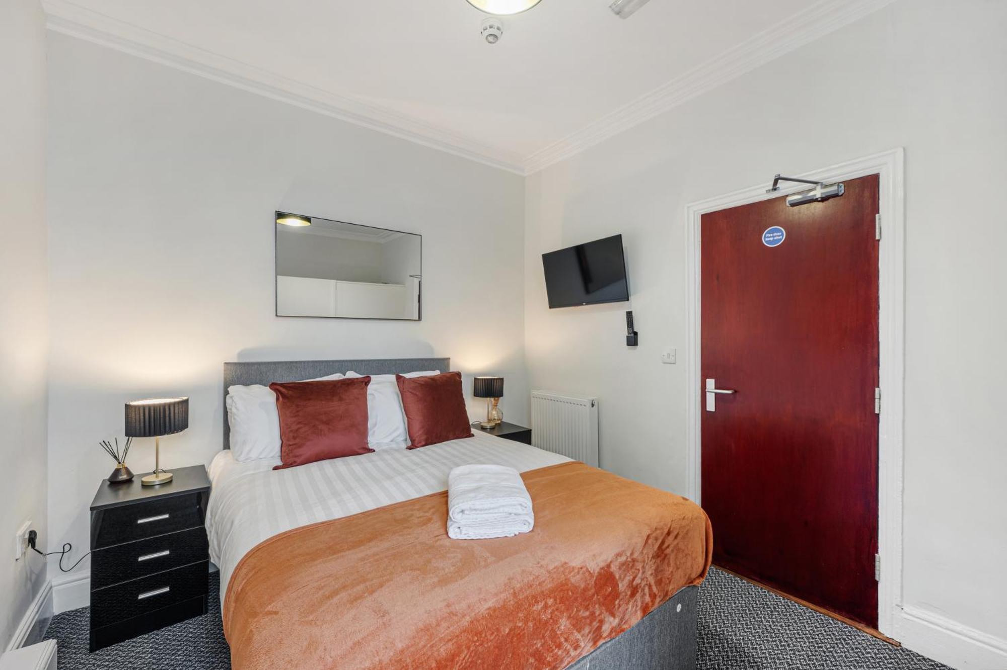 Holiday home Anfield Cosy - Air Host & - Sleeps 14 *
